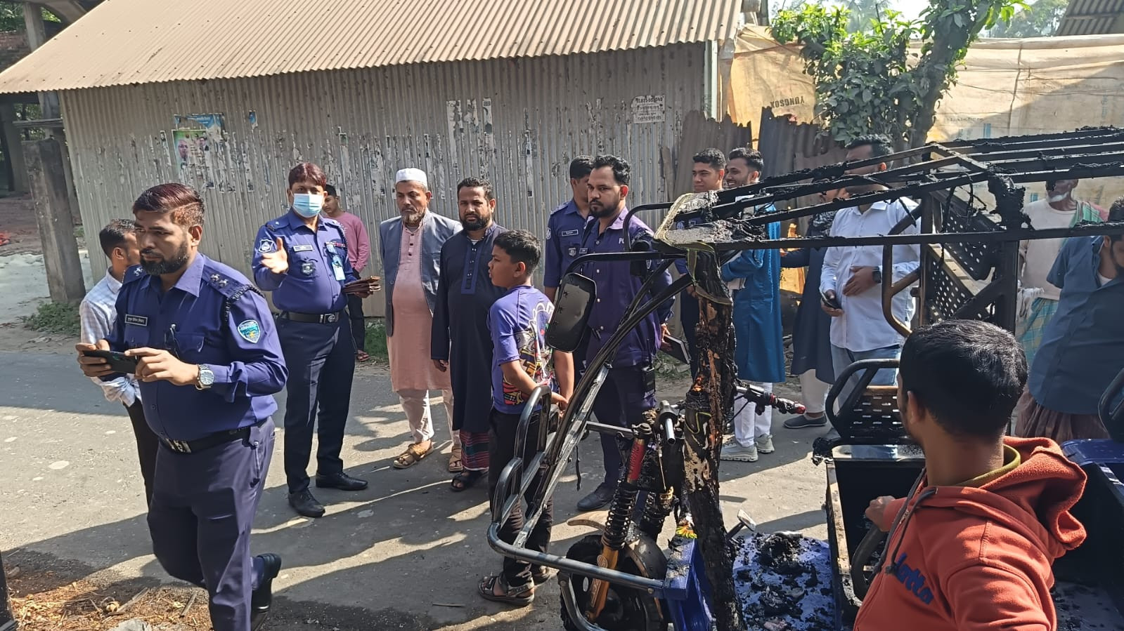 বেগমগঞ্জে দাঁড়িপাল্লা প্রতীকের অফিসে অগ্নিসংযোগ, পুড়ে ছাই প্রচার গাড়ি।